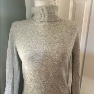 100% cashmere BCBG max Zaria grey turtleneck sweater small perfect!!